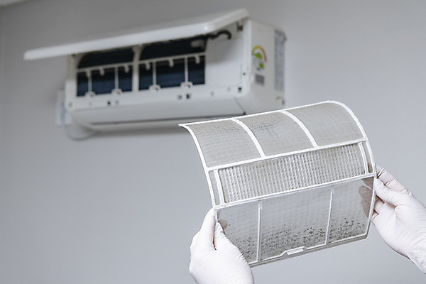 포토 JPG 손 장갑 실내 관리 들기 신체부위 오픈 지저분함 청소 에어컨 먼지 꺼내기 필터 국내포토 잡화 모션 사람 내부 가전제품 감각 파일형식