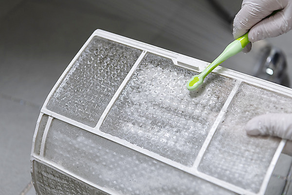 포토 JPG 손 장갑 실내 관리 들기 아웃포커스 신체부위 칫솔 청소 에어컨 화장실 먼지 닦기 필터 국내포토 잡화 모션 촬영기법 사람 내부 위생용품 가전제품 파일형식