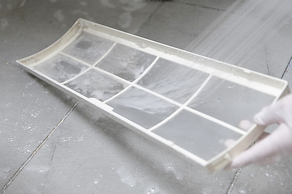 포토 JPG 손 장갑 바닥 실내 관리 신체부위 잡기 청소 에어컨 화장실 먼지 물뿌리기 필터 국내포토 잡화 모션 사람 내부 가전제품 파일형식