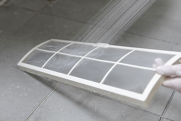 포토 JPG 손 장갑 바닥 실내 관리 신체부위 잡기 청소 에어컨 화장실 먼지 물뿌리기 필터 국내포토 잡화 모션 사람 내부 가전제품 파일형식