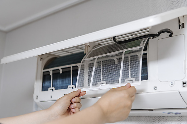 포토 JPG 손 실내 관리 들기 신체부위 깨끗함 커버 오픈 청소 에어컨 교체 필터 국내포토 컨셉 모션 사람 내부 가전제품 파일형식