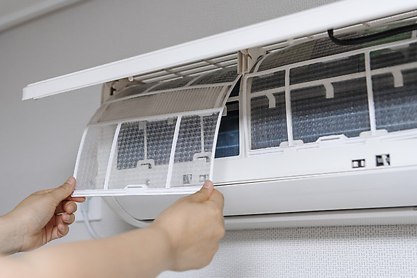 포토 JPG 손 실내 관리 들기 신체부위 깨끗함 커버 오픈 청소 에어컨 교체 필터 국내포토 컨셉 모션 사람 내부 가전제품 파일형식