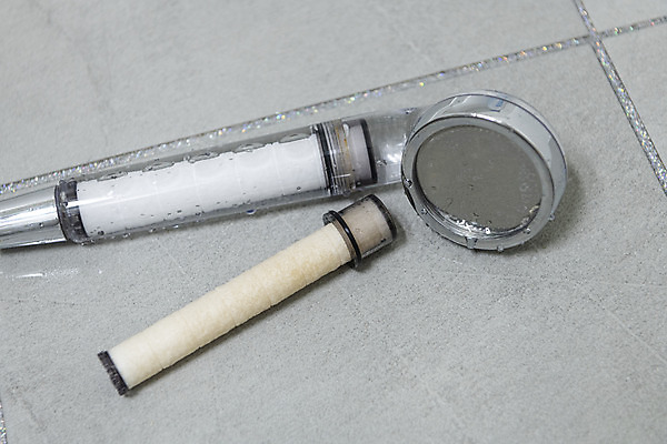 포토 JPG 바닥 실내 관리 사람없음 깨끗함 비교 지저분함 청소 부식 화장실 샤워기 교체 필터 국내포토 컨셉 내부 감각 파일형식