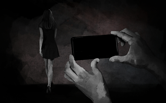 전신 PSD 손 여자 일러스트 한명 들기 성인 신체부위 스마트폰 걷기 검은색 사진촬영 범죄 사회이슈 몰래카메라 스토킹 성인여자한명만 국내일러스트 1 컬러 컨셉 모션 사람 핸드폰 스마트기기 카메라 촬영 여자한명만 성인여자만 파일형식