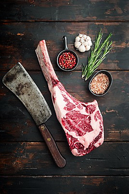 포토 JPG 해외이미지 실내 사람없음 하이앵글 소고기 소금 후추 식칼 로즈메리 나무배경 토마호크 해외포토 뷰포인트 백그라운드 주방용품 육류 내부 허브 향신료 파일형식