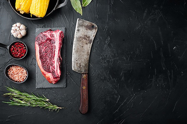포토 JPG 해외이미지 검은배경 실내 마늘 옥수수 사람없음 하이앵글 소고기 소금 후추 식칼 로즈메리 등심 석판 티본스테이크 카피스페이스 해외포토 뷰포인트 백그라운드 채소 주방용품 곡류 육류 스테이크 내부 검은색 공백 허브 향신료 파일형식
