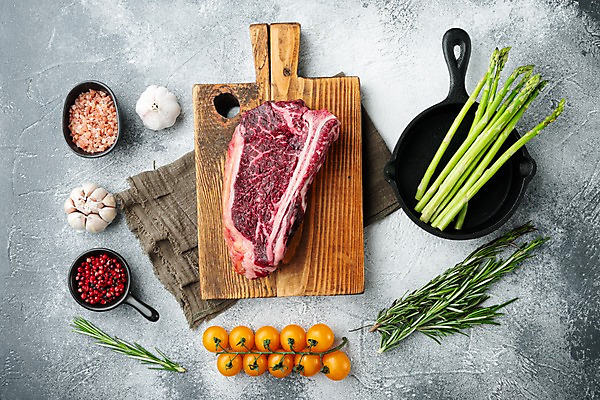 포토 JPG 해외이미지 방울토마토 회색배경 실내 마늘 사람없음 하이앵글 소고기 프라이팬 아스파라거스 소금 후추 로즈메리 나무도마 해외포토 뷰포인트 백그라운드 토마토 채소 주방용품 도마 육류 내부 목재 회색 허브 향신료 파일형식