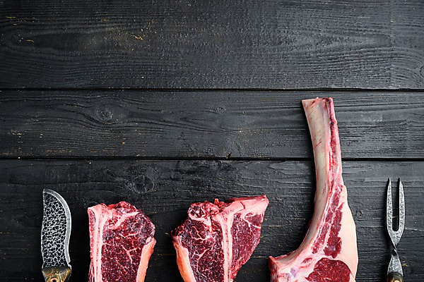 포토 JPG 해외이미지 포크 검은배경 실내 사람없음 하이앵글 소고기 식칼 고기포크 등심 티본스테이크 카피스페이스 토마호크 해외포토 식기 뷰포인트 백그라운드 주방용품 육류 스테이크 내부 검은색 공백 파일형식