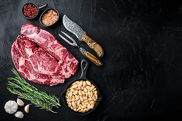 포토 JPG 해외이미지 포크 검은배경 콩 실내 마늘 사람없음 하이앵글 소고기 소금 후추 식칼 로즈메리 고기포크 립아이 카피스페이스 해외포토 식기 뷰포인트 백그라운드 채소 주방용품 곡류 육류 내부 검은색 공백 허브 향신료 파일형식