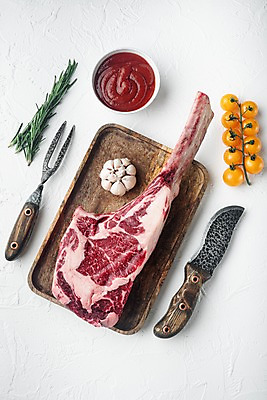 포토 JPG 해외이미지 포크 방울토마토 실내 마늘 사람없음 하이앵글 소고기 케첩 흰배경 식칼 로즈메리 고기포크 나무쟁반 토마호크 해외포토 식기 뷰포인트 백그라운드 토마토 채소 주방용품 쟁반 육류 내부 목재 흰색 소스_음식 허브 파일형식