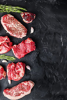 포토 JPG 해외이미지 검은배경 실내 마늘 사람없음 하이앵글 소고기 석류 로즈메리 등심 카피스페이스 해외포토 뷰포인트 백그라운드 채소 과일 육류 내부 검은색 공백 허브 파일형식