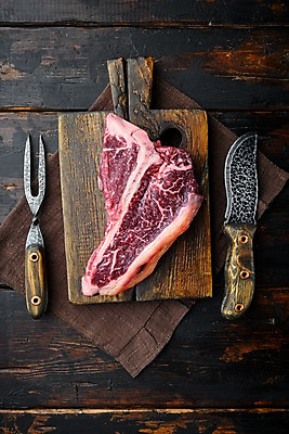 포토 JPG 해외이미지 포크 실내 사람없음 하이앵글 소고기 식칼 고기포크 나무도마 티본스테이크 나무배경 해외포토 식기 뷰포인트 백그라운드 주방용품 도마 육류 스테이크 내부 목재 파일형식