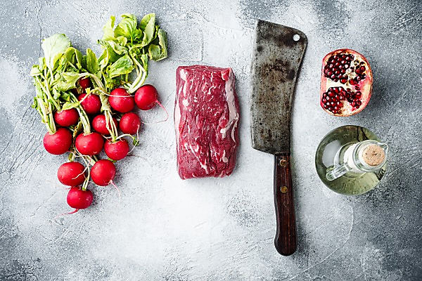 포토 JPG 해외이미지 회색배경 실내 사람없음 하이앵글 샐러드 소고기 올리브오일 식칼 적환무 해외포토 음식 뷰포인트 백그라운드 주방용품 육류 내부 회색 기름_음식 무 파일형식