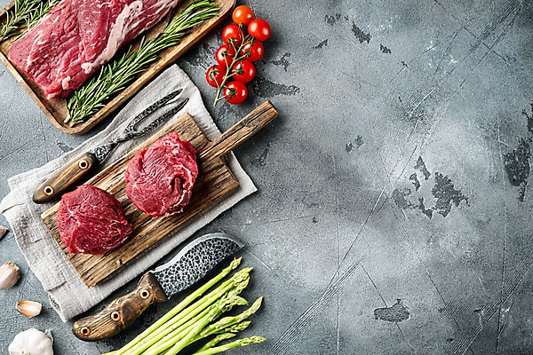 포토 JPG 해외이미지 포크 방울토마토 회색배경 실내 마늘 사람없음 하이앵글 소고기 식칼 로즈메리 고기포크 나무도마 나무쟁반 등심 립아이 안심스테이크 카피스페이스 해외포토 식기 뷰포인트 백그라운드 토마토 채소 주방용품 도마 쟁반 육류 스테이크 내부 목재 공백 회색 허브 파일형식