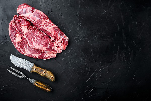 포토 JPG 해외이미지 포크 검은배경 실내 사람없음 하이앵글 소고기 식칼 고기포크 등심 립아이 카피스페이스 해외포토 식기 뷰포인트 백그라운드 주방용품 육류 내부 검은색 공백 파일형식