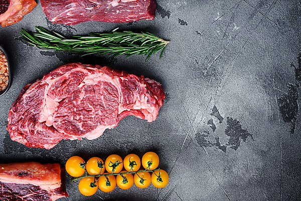 포토 JPG 해외이미지 방울토마토 회색배경 실내 사람없음 하이앵글 소고기 로즈메리 등심 립아이 카피스페이스 해외포토 뷰포인트 백그라운드 토마토 육류 내부 공백 회색 허브 파일형식
