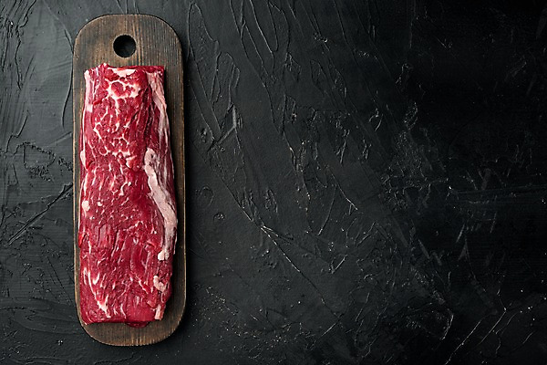 포토 JPG 해외이미지 검은배경 실내 사람없음 하이앵글 소고기 나무도마 카피스페이스 해외포토 뷰포인트 백그라운드 도마 육류 내부 목재 검은색 공백 파일형식