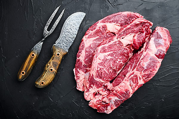 포토 JPG 해외이미지 포크 검은배경 실내 사람없음 하이앵글 소고기 식칼 고기포크 등심 립아이 해외포토 식기 뷰포인트 백그라운드 주방용품 육류 내부 검은색 파일형식