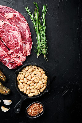 포토 JPG 해외이미지 검은배경 콩 실내 사람없음 하이앵글 소고기 프라이팬 후추 로즈메리 카피스페이스 해외포토 뷰포인트 백그라운드 주방용품 곡류 육류 내부 검은색 공백 허브 향신료 파일형식