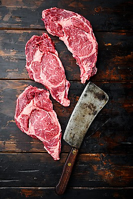 포토 JPG 해외이미지 실내 사람없음 하이앵글 식칼 등심 립아이 나무배경 해외포토 뷰포인트 백그라운드 주방용품 육류 내부 파일형식