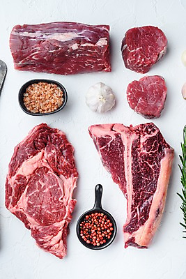 포토 JPG 해외이미지 실내 마늘 사람없음 하이앵글 소고기 흰배경 소금 후추 등심 립아이 안심스테이크 티본스테이크 해외포토 뷰포인트 백그라운드 채소 육류 스테이크 내부 흰색 향신료 파일형식