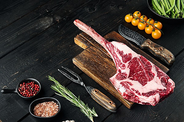 포토 JPG 해외이미지 방울토마토 검은배경 실내 사람없음 소고기 아스파라거스 소금 후추 식칼 로즈메리 나무도마 해외포토 백그라운드 토마토 채소 주방용품 도마 육류 내부 목재 검은색 허브 향신료 파일형식
