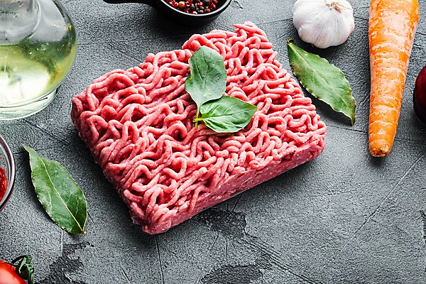 포토 JPG 해외이미지 재료 회색배경 실내 마늘 사람없음 당근 소고기 올리브오일 허브 후추 볼로네즈 다짐육 해외포토 식물 백그라운드 채소 뿌리채소 육류 내부 회색 기름_음식 향신료 파일형식