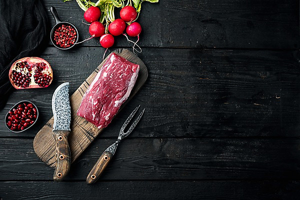 포토 JPG 해외이미지 포크 검은배경 실내 마늘 사람없음 하이앵글 소고기 석류 후추 식칼 로즈메리 고기포크 나무도마 적환무 카피스페이스 해외포토 식기 뷰포인트 백그라운드 채소 과일 주방용품 도마 육류 내부 목재 검은색 공백 무 허브 향신료 파일형식