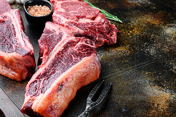 포토 JPG 해외이미지 포크 검은배경 실내 사람없음 소고기 소금 로즈메리 등심 티본스테이크 카피스페이스 해외포토 식기 백그라운드 육류 스테이크 내부 검은색 공백 허브 파일형식