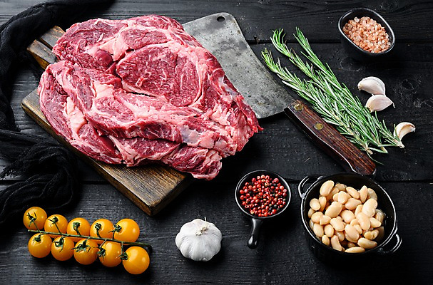 포토 JPG 해외이미지 방울토마토 검은배경 콩 실내 마늘 사람없음 하이앵글 소고기 소금 후추 식칼 로즈메리 나무도마 등심 립아이 해외포토 뷰포인트 백그라운드 토마토 채소 주방용품 곡류 도마 육류 내부 목재 검은색 허브 향신료 파일형식