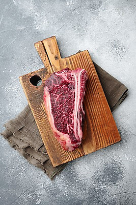 포토 JPG 해외이미지 회색배경 실내 사람없음 하이앵글 소고기 나무도마 등심 카피스페이스 해외포토 뷰포인트 백그라운드 도마 육류 내부 목재 공백 회색 파일형식