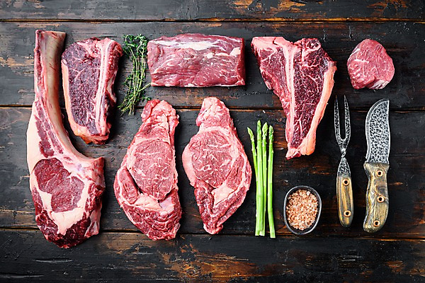 포토 JPG 해외이미지 실내 사람없음 하이앵글 소고기 소나무 식칼 아보카도 등심 립아이 안심스테이크 티본스테이크 나무배경 토마호크 해외포토 나무 뷰포인트 백그라운드 과일 주방용품 육류 스테이크 내부 파일형식