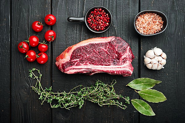 포토 JPG 해외이미지 방울토마토 검은배경 실내 마늘 사람없음 하이앵글 소고기 소금 후추 등심 월계수 해외포토 뷰포인트 백그라운드 토마토 채소 육류 내부 검은색 향신료 파일형식