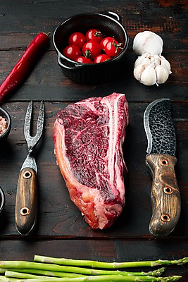 포토 JPG 해외이미지 포크 방울토마토 고추 검은배경 실내 마늘 사람없음 소고기 냄비 아스파라거스 식칼 고기포크 등심 해외포토 식기 백그라운드 토마토 채소 주방용품 육류 내부 검은색 솥 파일형식