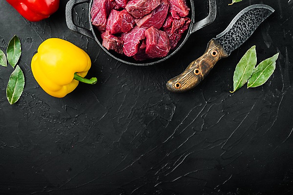 포토 JPG 해외이미지 검은배경 파프리카 실내 사람없음 하이앵글 소고기 냄비 식칼 월계수 카피스페이스 해외포토 뷰포인트 백그라운드 채소 주방용품 육류 내부 검은색 공백 솥 파일형식