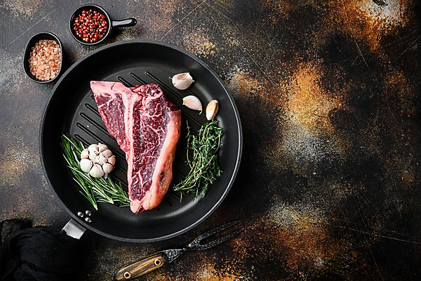 포토 JPG 해외이미지 포크 검은배경 실내 마늘 사람없음 하이앵글 소고기 프라이팬 소금 후추 로즈메리 티본스테이크 카피스페이스 해외포토 식기 뷰포인트 백그라운드 채소 주방용품 육류 스테이크 내부 검은색 공백 허브 향신료 파일형식