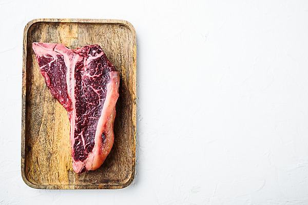 포토 JPG 해외이미지 실내 사람없음 하이앵글 소고기 흰배경 나무쟁반 티본스테이크 카피스페이스 해외포토 뷰포인트 백그라운드 쟁반 육류 스테이크 내부 목재 공백 흰색 파일형식