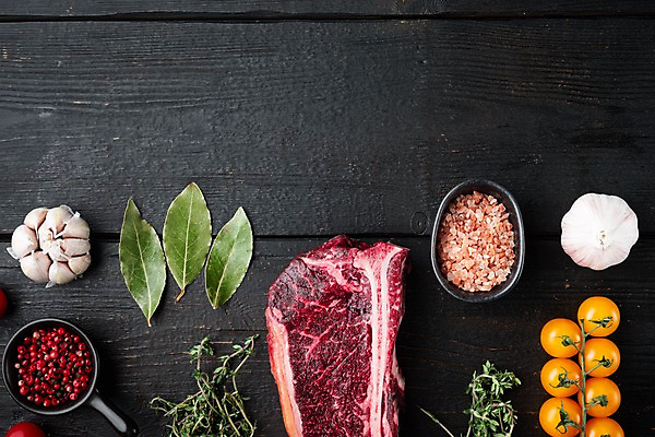 포토 JPG 해외이미지 방울토마토 검은배경 실내 마늘 사람없음 하이앵글 소고기 허브 소금 후추 등심 백리향 월계수 카피스페이스 해외포토 식물 뷰포인트 백그라운드 토마토 채소 육류 내부 검은색 공백 향신료 파일형식