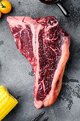 포토 JPG 해외이미지 방울토마토 회색배경 실내 옥수수 사람없음 하이앵글 로즈메리 티본스테이크 해외포토 뷰포인트 백그라운드 토마토 곡류 스테이크 내부 회색 허브 파일형식