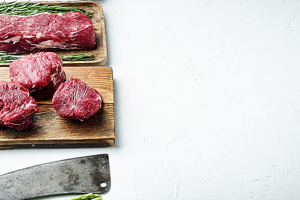 포토 JPG 해외이미지 실내 사람없음 소고기 흰배경 식칼 로즈메리 나무도마 안심스테이크 카피스페이스 해외포토 백그라운드 주방용품 도마 육류 스테이크 내부 목재 공백 흰색 허브 파일형식