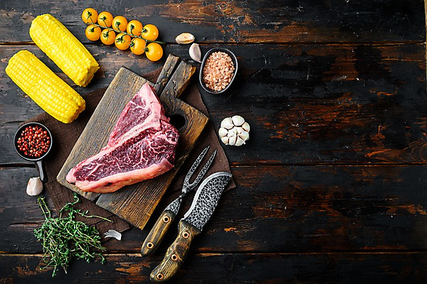 포토 JPG 해외이미지 포크 방울토마토 실내 마늘 옥수수 사람없음 하이앵글 소고기 소금 후추 식칼 로즈메리 나무도마 백리향 티본스테이크 카피스페이스 나무배경 해외포토 식기 뷰포인트 백그라운드 토마토 채소 주방용품 곡류 도마 육류 스테이크 내부 목재 공백 허브 향신료 파일형식