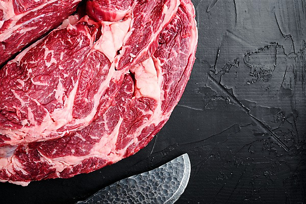 포토 JPG 해외이미지 검은배경 실내 근접촬영 사람없음 하이앵글 소고기 식칼 등심 립아이 마블링 카피스페이스 해외포토 뷰포인트 백그라운드 주방용품 육류 내부 검은색 공백 파일형식