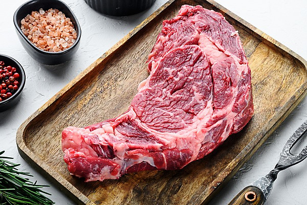 포토 JPG 해외이미지 포크 실내 사람없음 소고기 흰배경 소금 후추 로즈메리 나무쟁반 등심 립아이 해외포토 식기 백그라운드 쟁반 육류 내부 목재 흰색 허브 향신료 파일형식