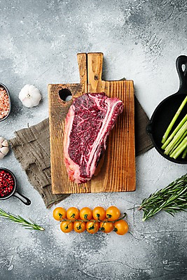 포토 JPG 해외이미지 방울토마토 회색배경 실내 마늘 사람없음 하이앵글 소고기 프라이팬 천 소금 후추 로즈메리 나무도마 해외포토 뷰포인트 백그라운드 토마토 채소 주방용품 도마 육류 내부 목재 회색 직물 허브 향신료 파일형식