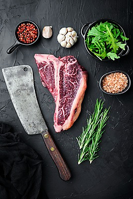 포토 JPG 해외이미지 검은배경 실내 마늘 사람없음 하이앵글 소고기 소금 후추 식칼 로즈메리 티본스테이크 해외포토 뷰포인트 백그라운드 채소 주방용품 육류 스테이크 내부 검은색 허브 향신료 파일형식