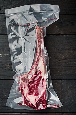 포토 JPG 해외이미지 포장 검은배경 실내 사람없음 하이앵글 소고기 진공 토마호크 진공포장 해외포토 뷰포인트 백그라운드 육류 내부 검은색 파일형식