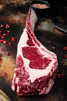 포토 JPG 해외이미지 검은배경 실내 사람없음 소고기 소금 석류알 토마호크 해외포토 백그라운드 육류 내부 검은색 석류 파일형식