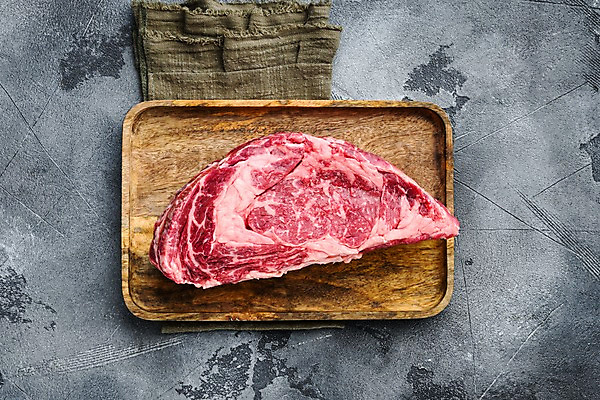 포토 JPG 해외이미지 회색배경 실내 사람없음 하이앵글 소고기 나무쟁반 등심 립아이 해외포토 뷰포인트 백그라운드 쟁반 육류 내부 목재 회색 파일형식