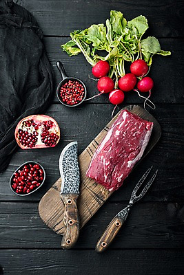 포토 JPG 해외이미지 포크 검은배경 실내 사람없음 하이앵글 소고기 천 석류 후추 식칼 고기포크 나무도마 적환무 해외포토 식기 뷰포인트 백그라운드 과일 주방용품 도마 육류 내부 목재 검은색 직물 무 향신료 파일형식