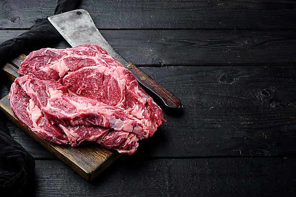 포토 JPG 해외이미지 검은배경 실내 사람없음 소고기 슬라이스 식칼 나무도마 등심 립아이 카피스페이스 해외포토 백그라운드 주방용품 도마 육류 내부 목재 검은색 공백 파일형식